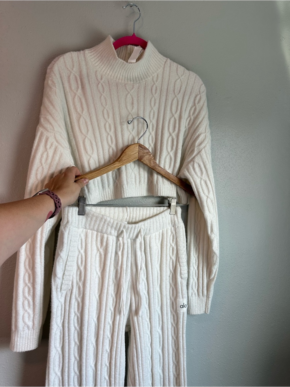 Alo Yoga Winter Bliss Cable Knit Set Ivory Cropped Sweater Jogger